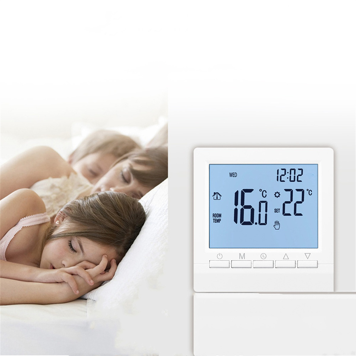 Ein digitales Thermostat, das Zeit und Temperatur anzeigt, mit schlafenden Personen im Hintergrund.
