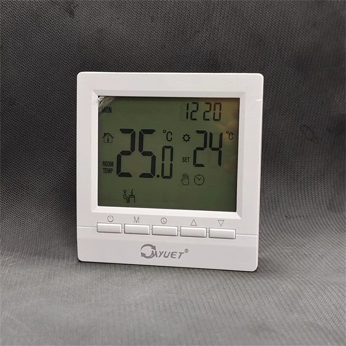 Ein weißes digitales Thermostat zeigt die Raumtemperatur, die Solltemperatur und die Uhrzeit an.