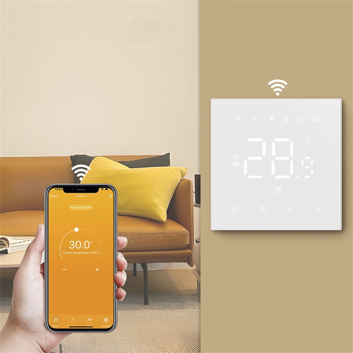 Ein intelligenter Thermostat und ein Telefon mit Anzeige der aktuellen Temperatur und Einstellungen. Braunes Sofa im Hintergrund.