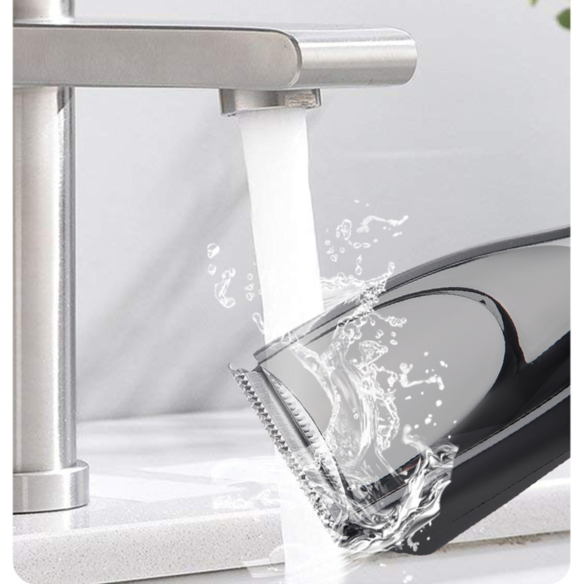 Wasser, das über einen schwarzen Elektrorasierer gegossen wird, was den Reinigungsprozess hervorhebt.