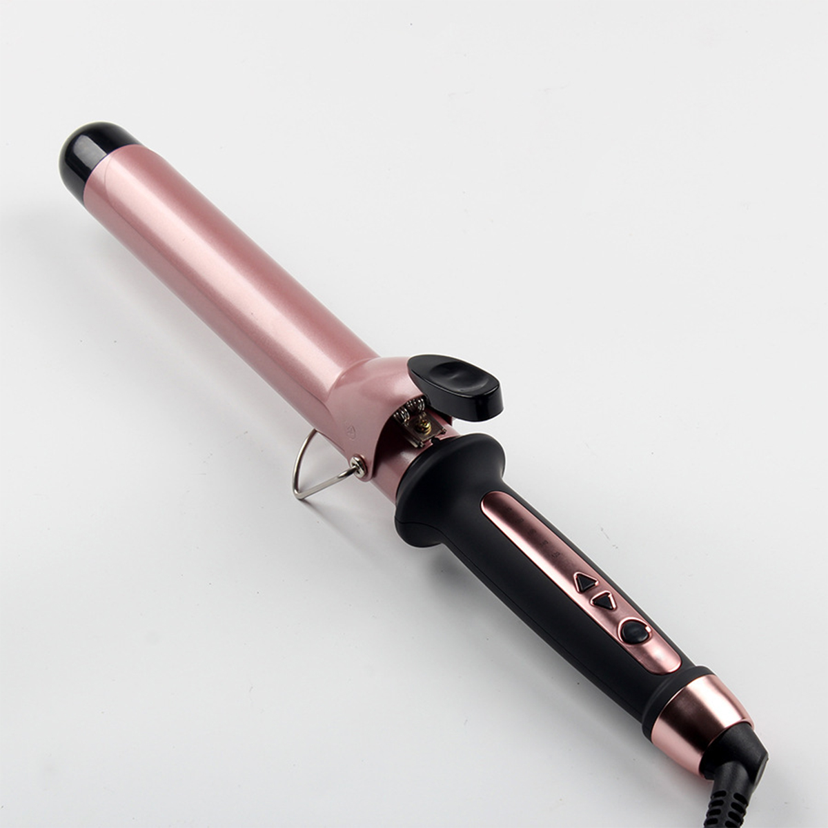 Roségoldfarbener Lockenstab mit schwarzem Griff. Ein schwarzes Kabel ist befestigt.
