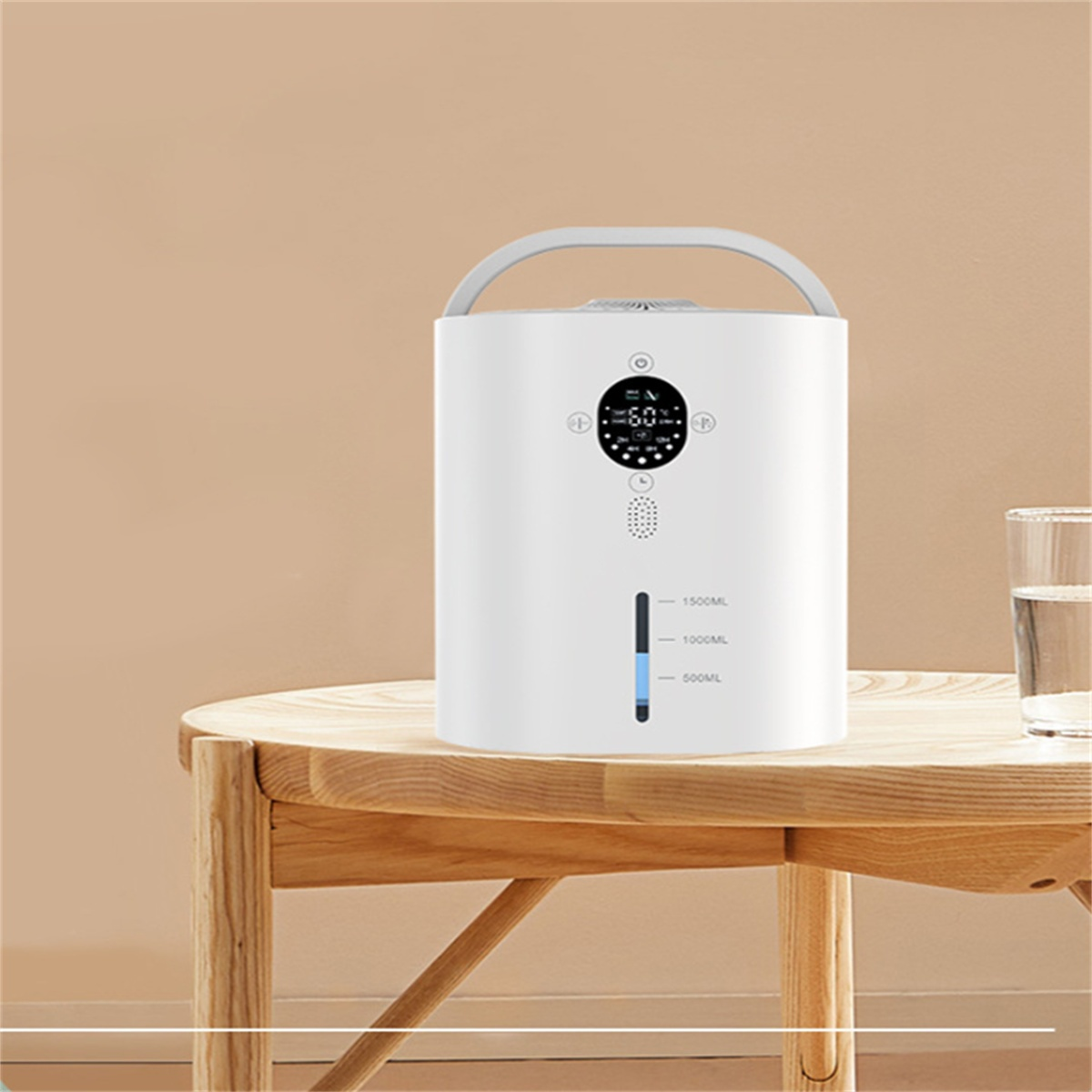Weißer Luftbefeuchter mit Digitalanzeige und Wasserstandsanzeige. Er steht auf einem Holztisch.