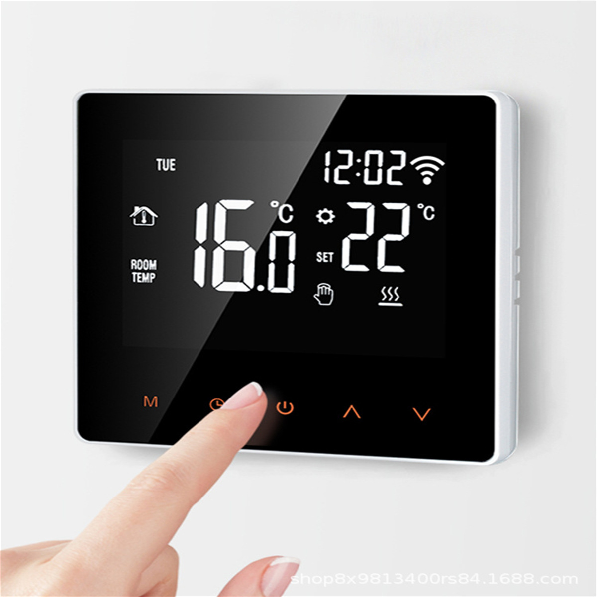 Ein intelligenter Thermostat mit digitaler Anzeige. Ein Finger drückt die Ein/Aus-Taste.
