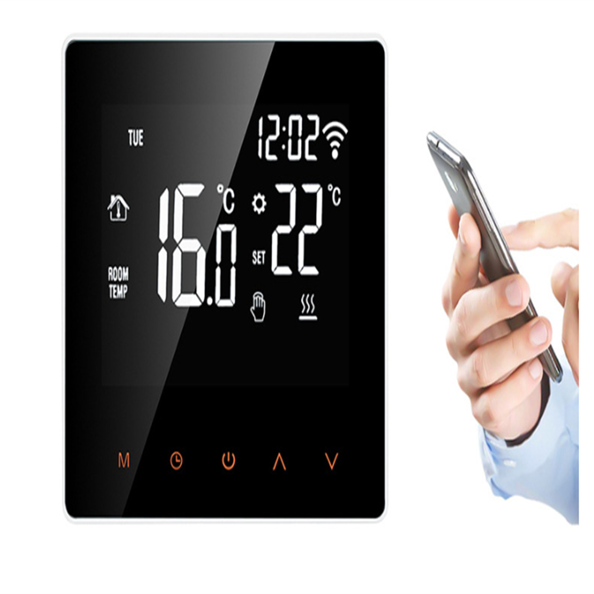 Ein digitales Thermostat mit Bildschirm, der Zeit, Temperatur und Einstellungen anzeigt, gehalten von einer Person.