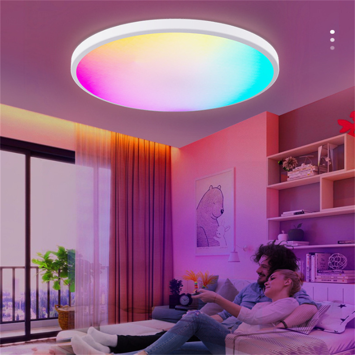 Eine farbenfrohe LED-Deckenleuchte. Ein Paar sitzt auf einem Sofa und schaut auf die Fernbedienung.