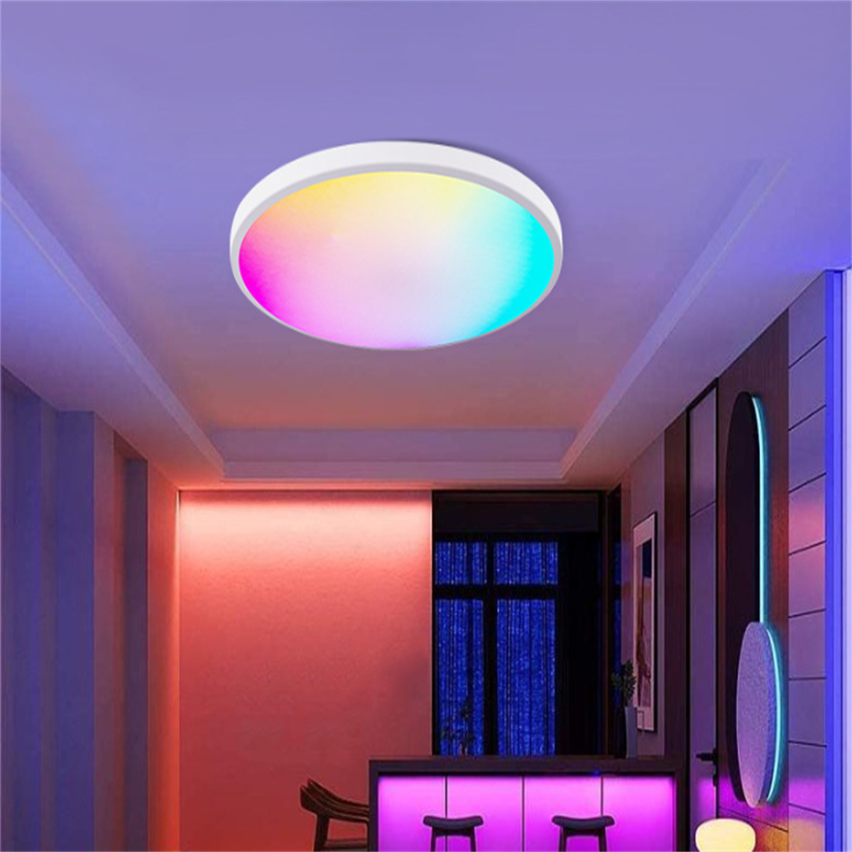 Runde Deckenleuchte, die einen Regenbogen an Farben ausstrahlt. Das Licht ist in einem Raum mit rosa und violettem Thema.