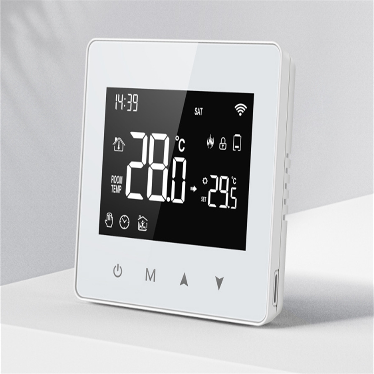 Ein weißer digitaler Thermostat mit Anzeige von Uhrzeit, Raumtemperatur und Solltemperatur.