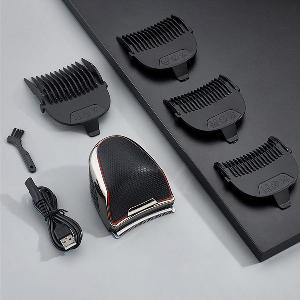 Haarschneider mit Aufsätzen und Zubehör. Schwarz-Silber-Design mit schwarzer Basis.