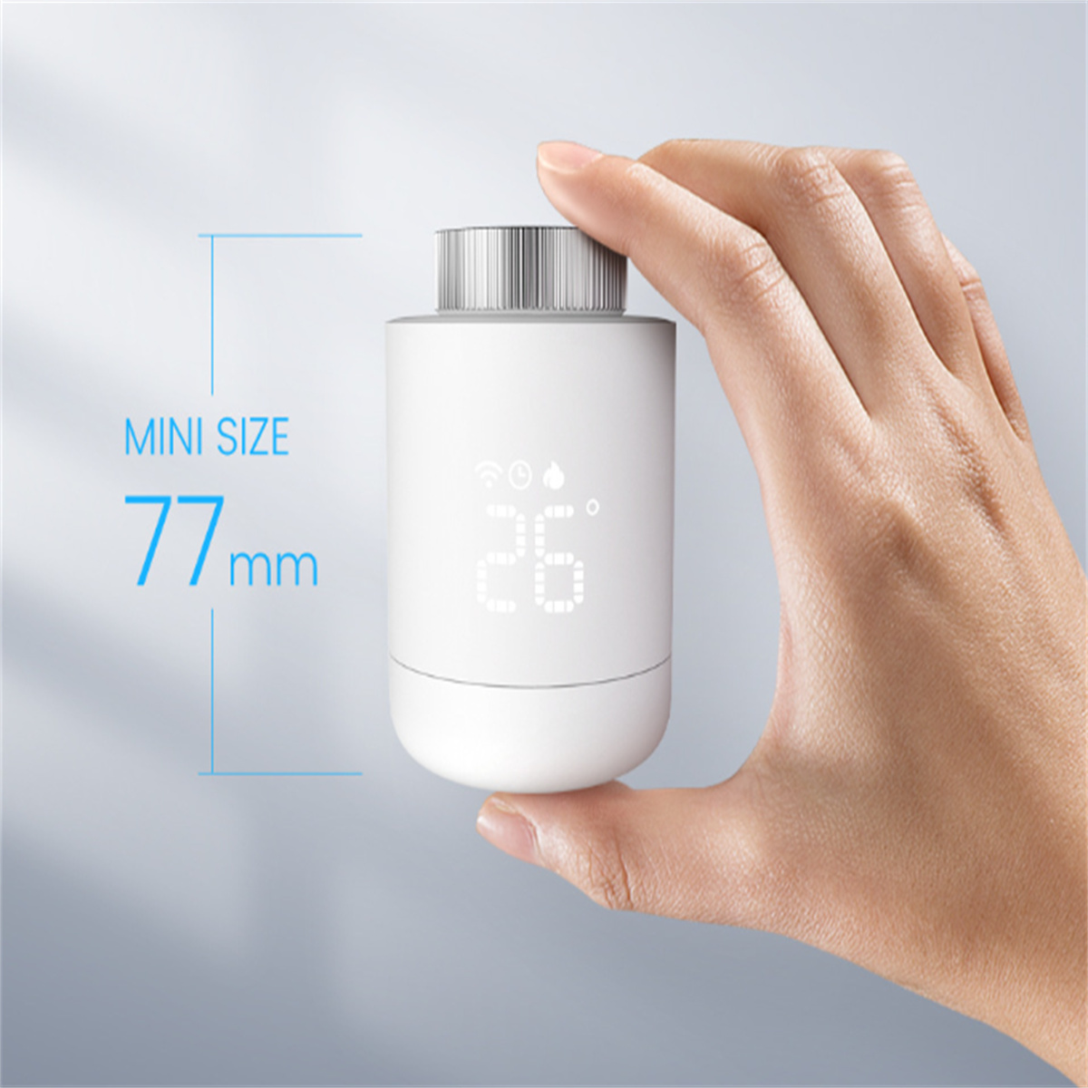 Hand hält ein kleines, weißes Smart-Thermostat. Das Gerät zeigt die Temperatur.