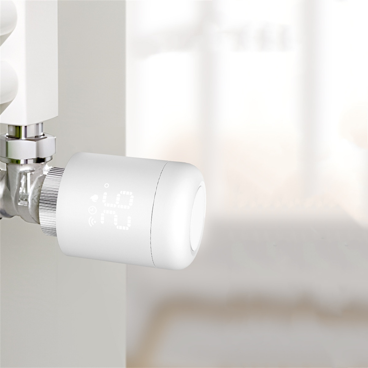 Weißes intelligentes Thermostat an einem Rohr. Es zeigt die Temperatur an und hat eine digitale Schnittstelle.