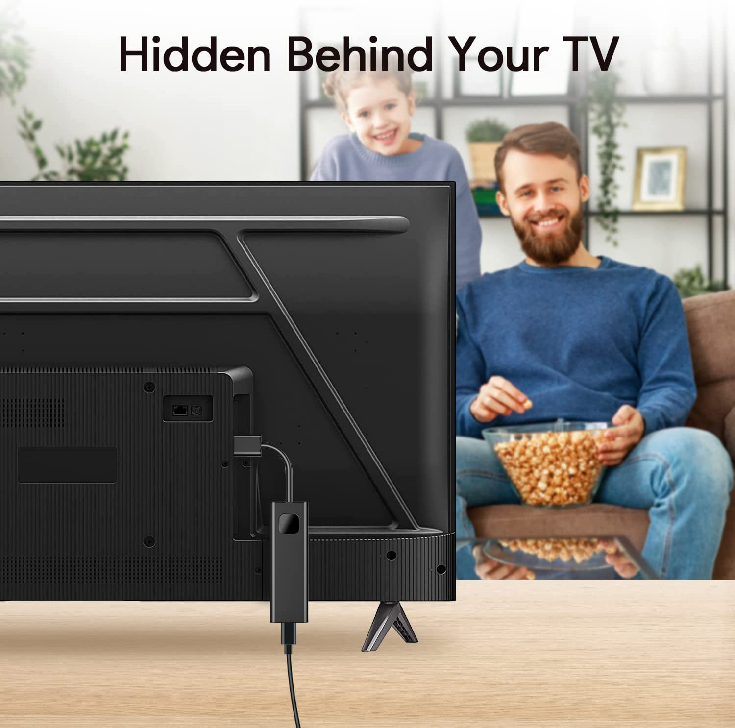 Familie im Wohnzimmer, Fernseher mit schwarzem Streaming-Gerät, Popcornschüssel.