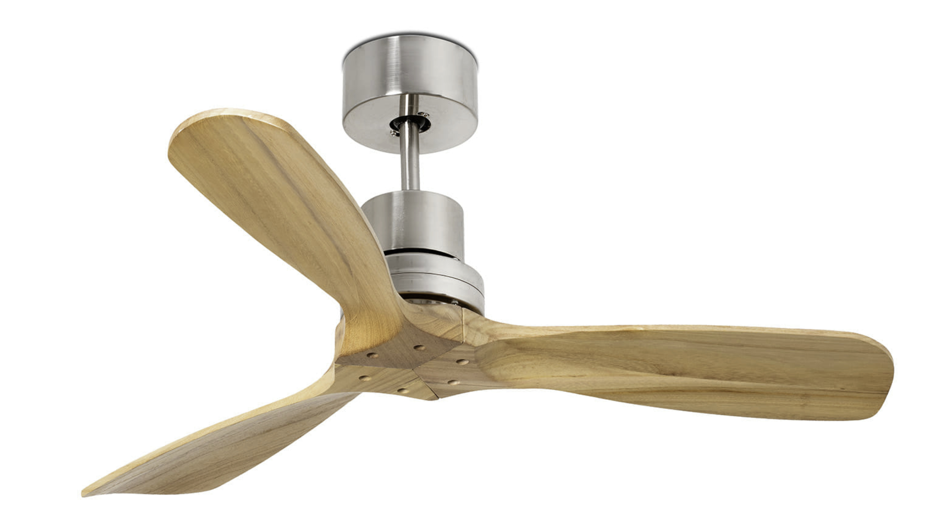 Ventilatore da soffitto con pale in legno e un alloggiamento motore metallico. Il ventilatore è bianco sporco.