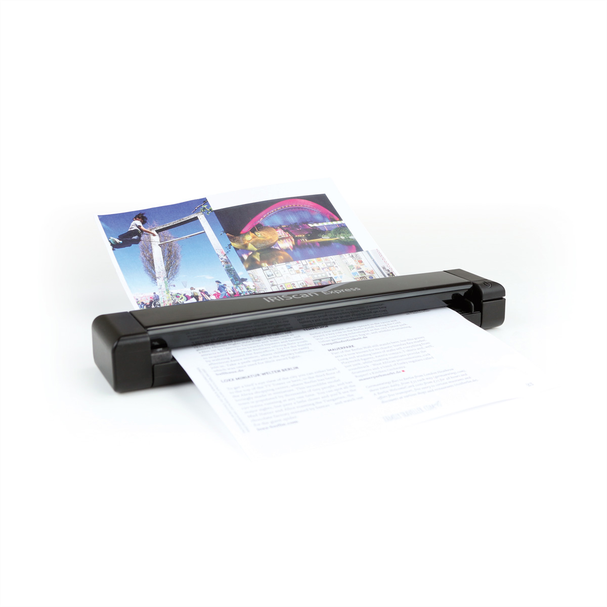 Ein Dokumentenscanner, durch den Papier geführt wird. Auf dem Papier befinden sich Bilder und Text.