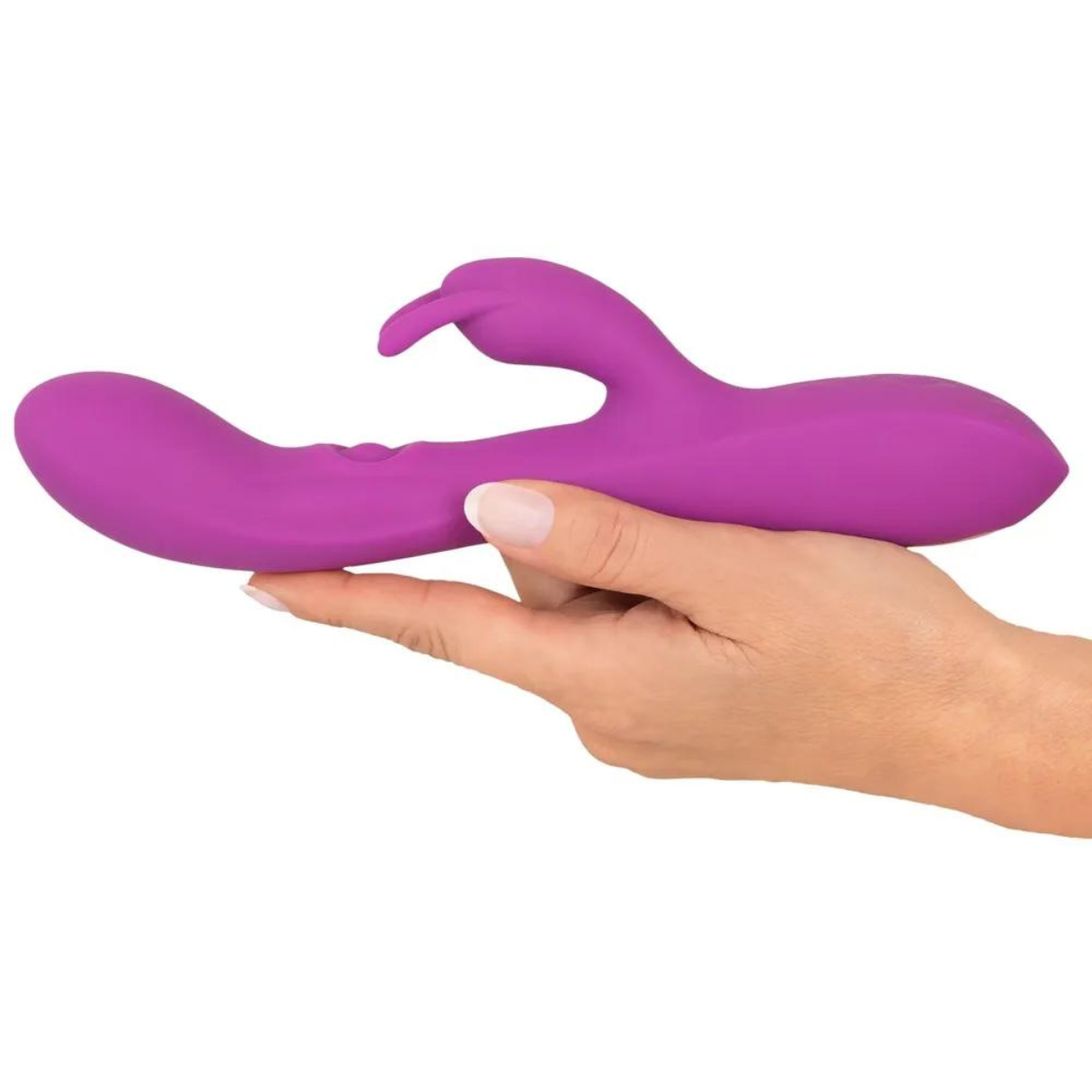 Ein violetter Vibrator, der in einer Hand gehalten wird, weißer Hintergrund. Er hat eine gebogene Form und einen kleinen Kopf.