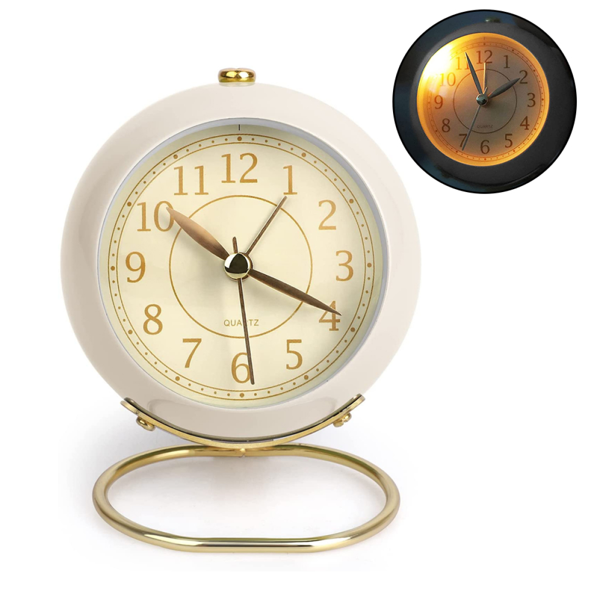Cremefarbener analoger Wecker mit goldenem Sockel, zeigt die Zeit und eine beleuchtete Vertiefung die Zeit.