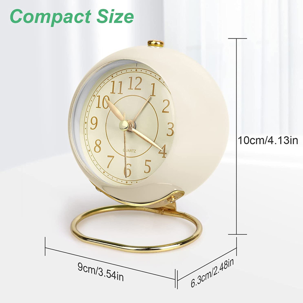 Eine kleine, cremefarbene runde Uhr mit goldenen Akzenten, die die Zeit vor weißem Hintergrund anzeigt.