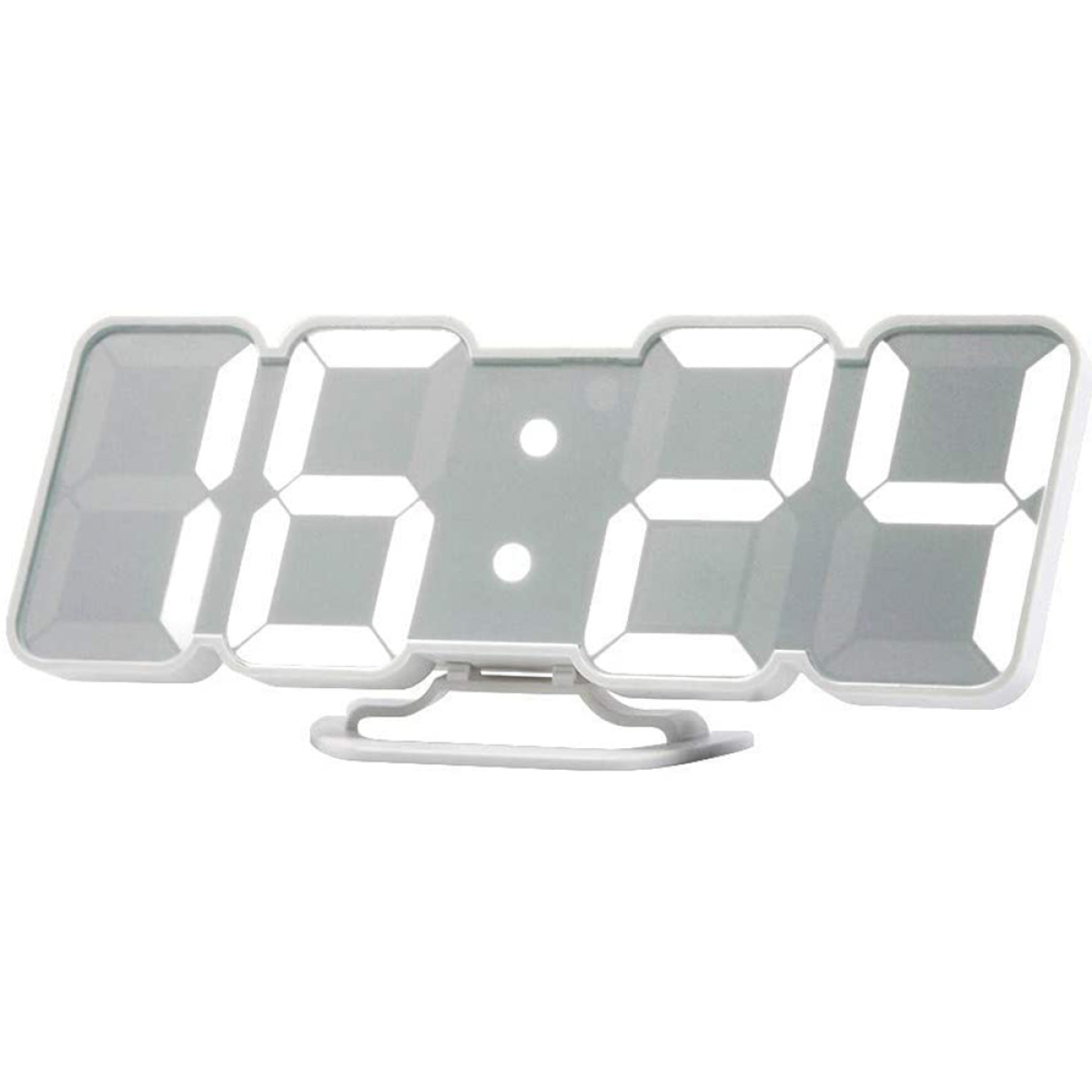 Digitaluhr mit der Anzeige 06:24. Sie ist weiß und hat einen Ständer, auf weißem Hintergrund.