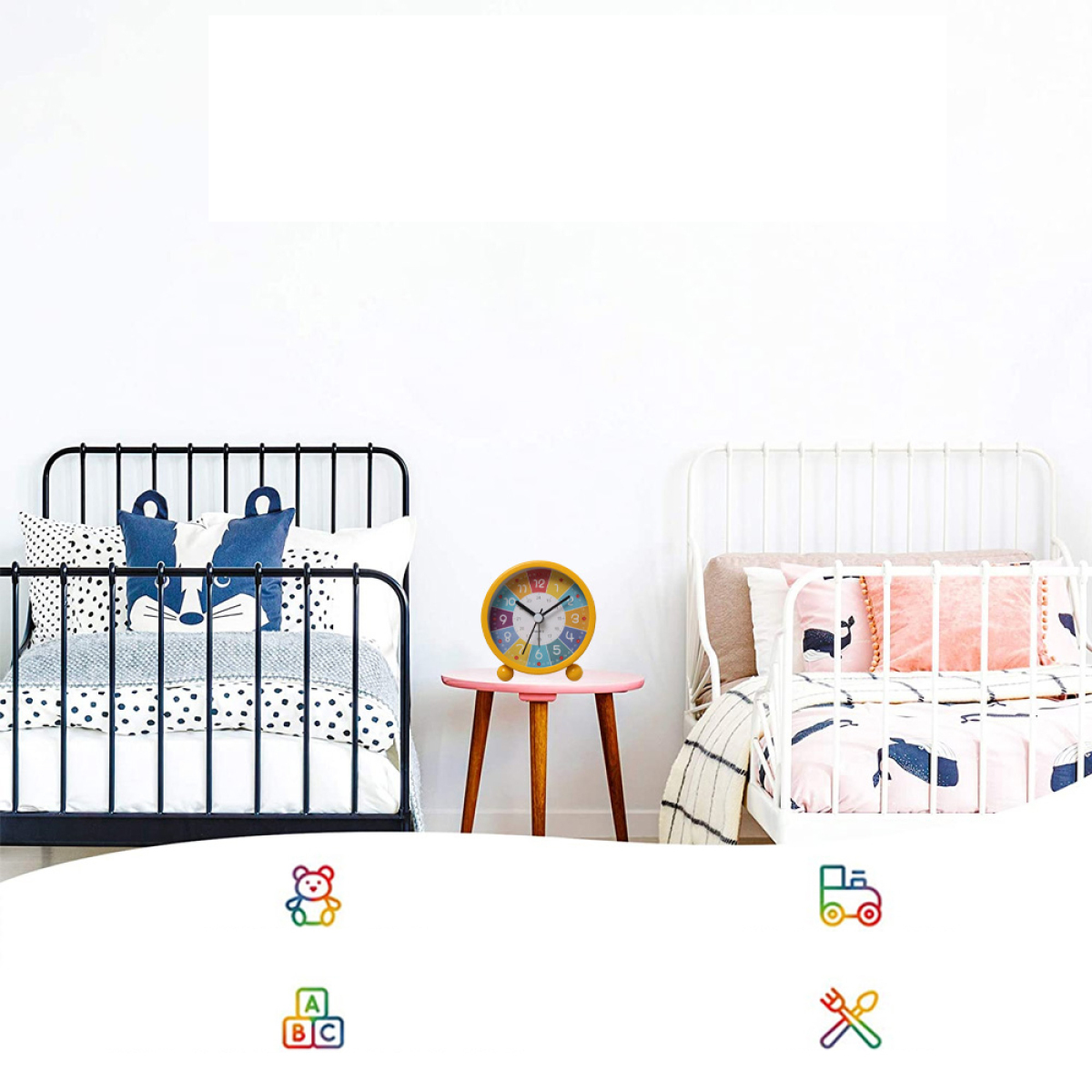 Zwei Betten, Uhr. Symbole eines Teddybären, eines Traktors, eines ABC-Blocks und einer Gabel/Messer.
