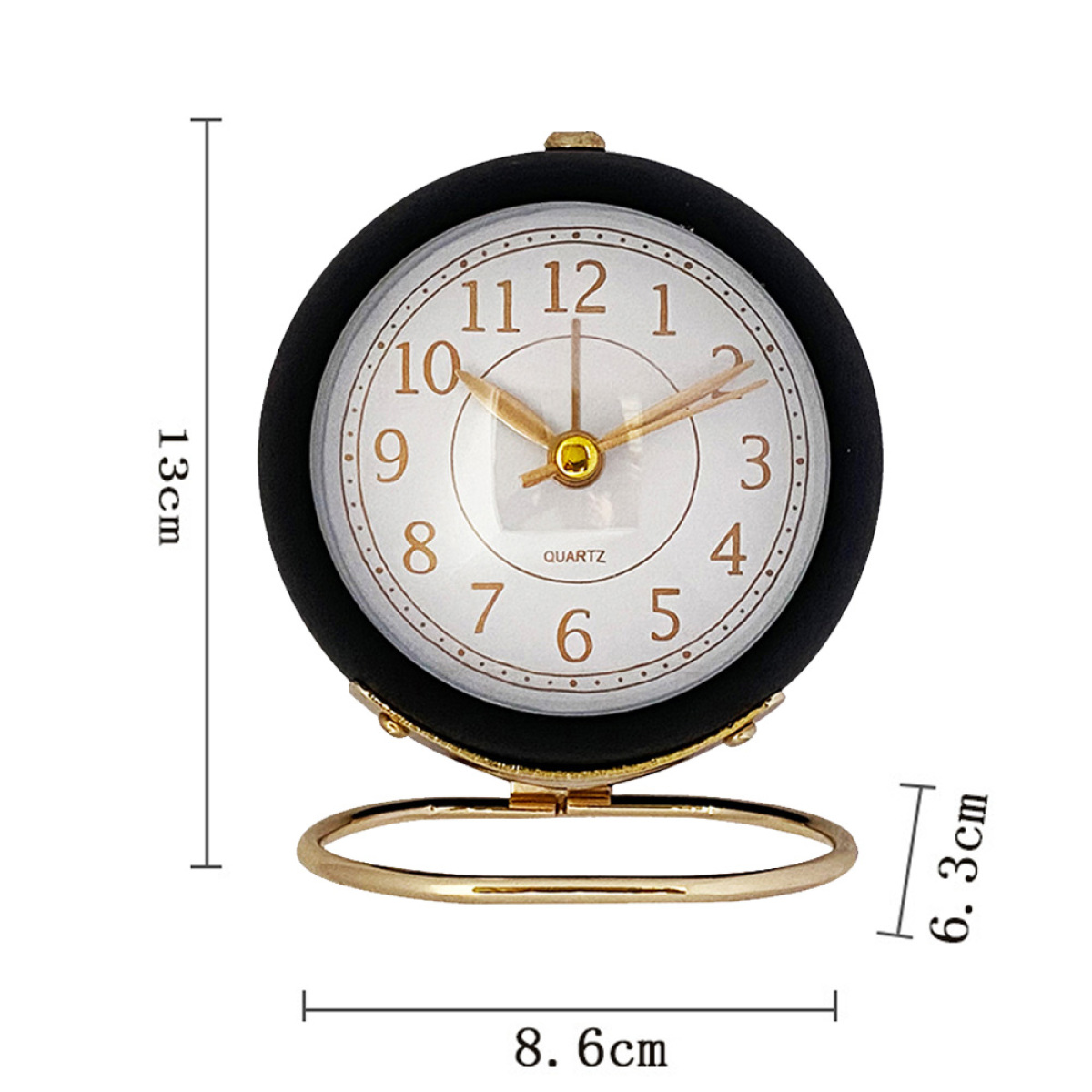 Eine schwarz-goldene analoge Uhr zeigt die Zeit an. Zahlen sind um das weiße Zifferblatt herum angeordnet.