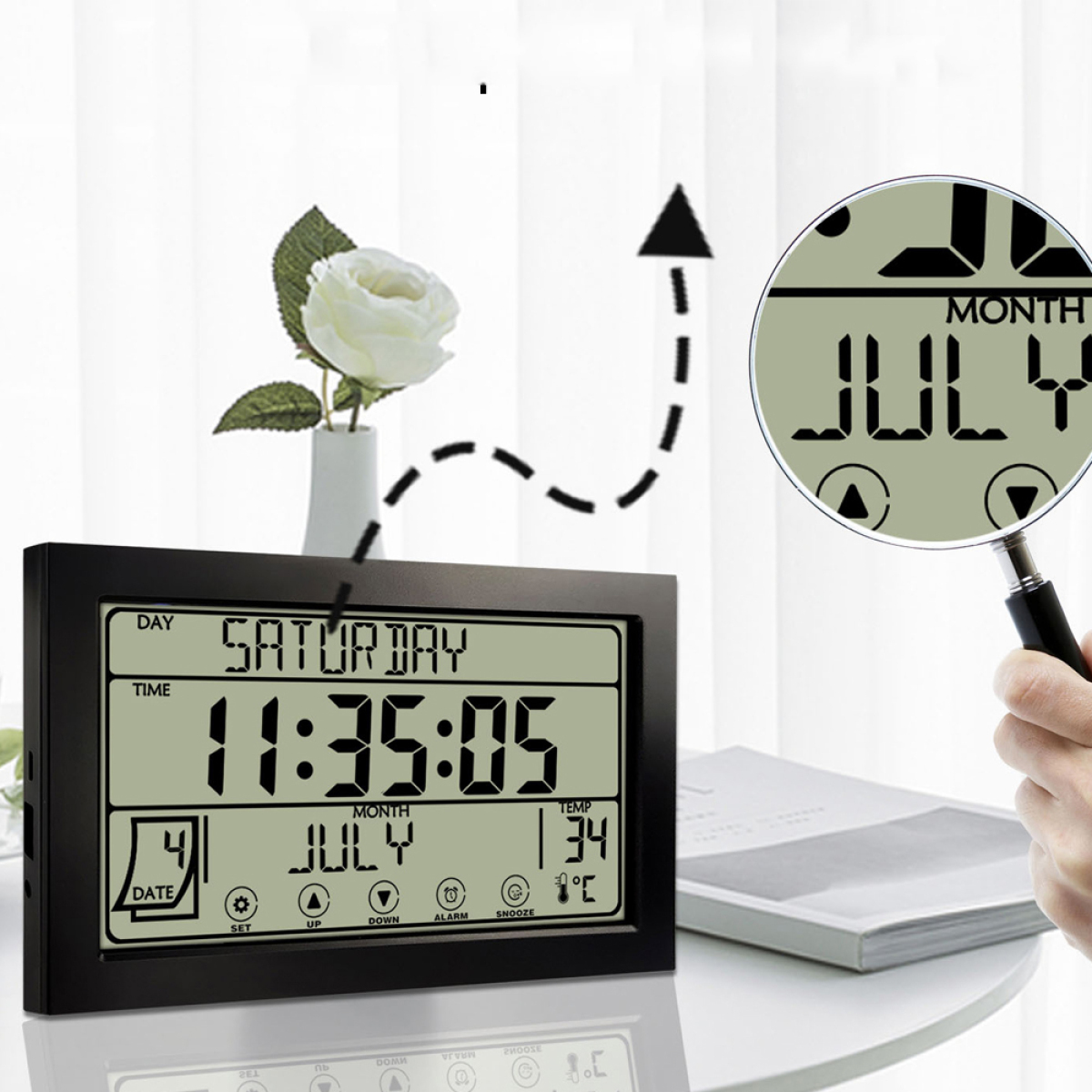 Schwarze Digitaluhr mit Zeit- und Datumsanzeige, vergrößert durch eine Lupe.