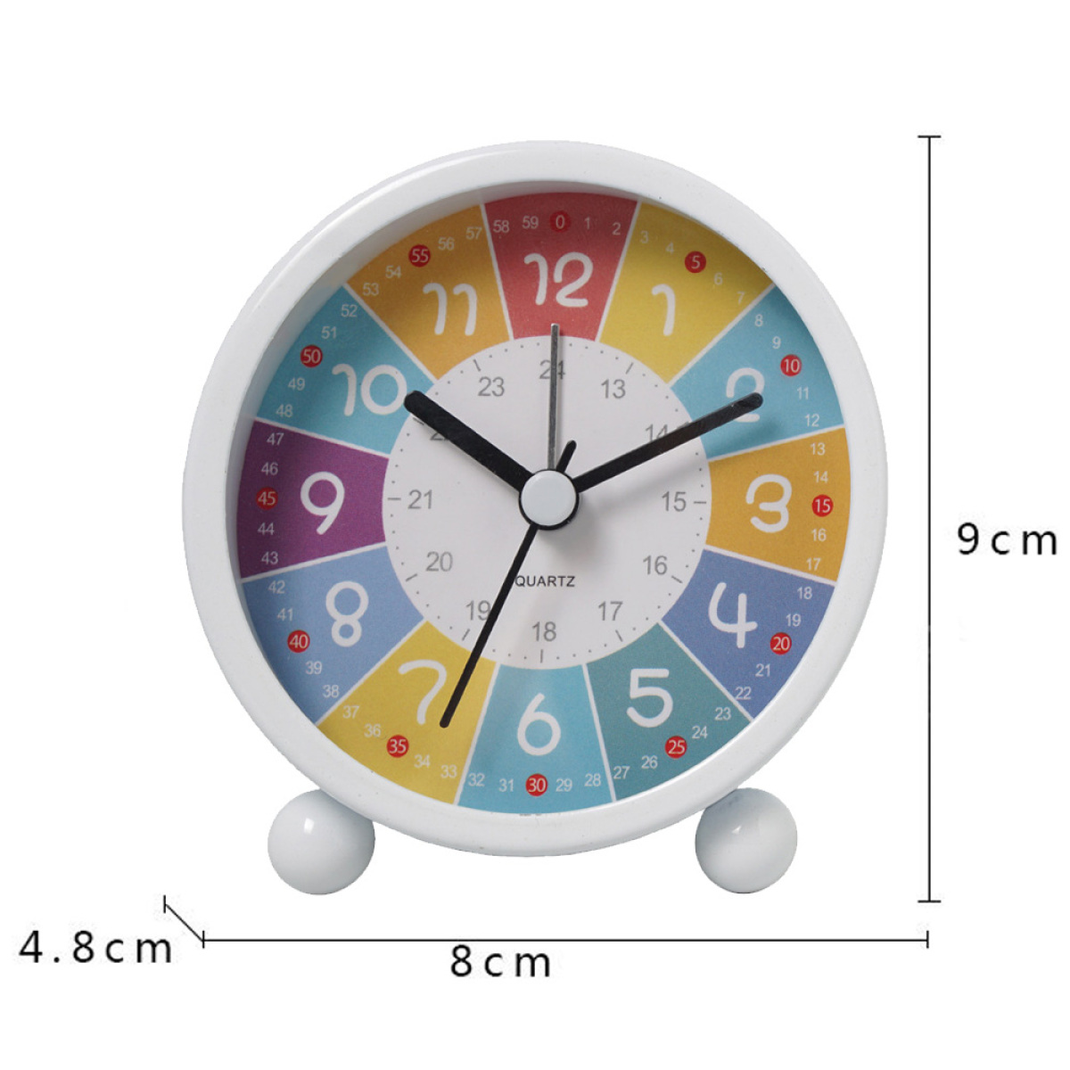 Runde Uhr mit farbigen Zahlen. Die Uhr hat zwei Füße und schwarze Zeiger. Die Abmessungen sind angegeben.
