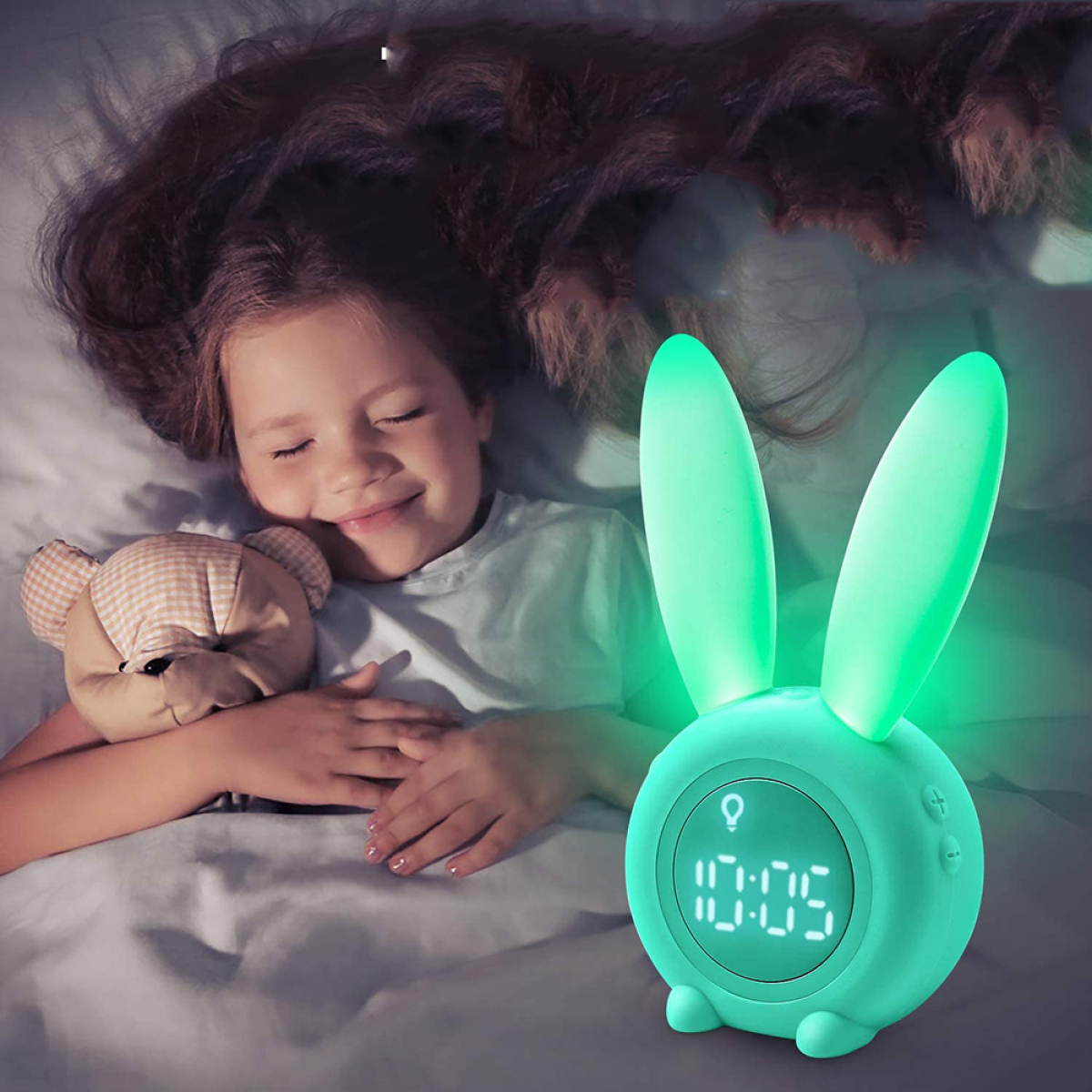 Kind schläft mit einem Teddybär und einer Uhr mit Hasenohren. Die Uhr zeigt die Zeit: 10:05.