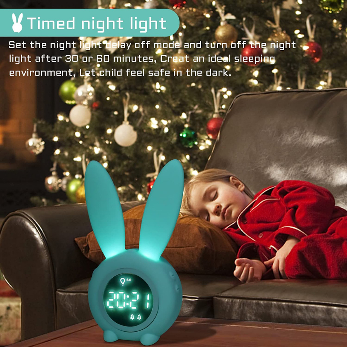 Ein Kind schläft neben einer hasenförmigen Nachtlichtuhr mit digitaler Anzeige.