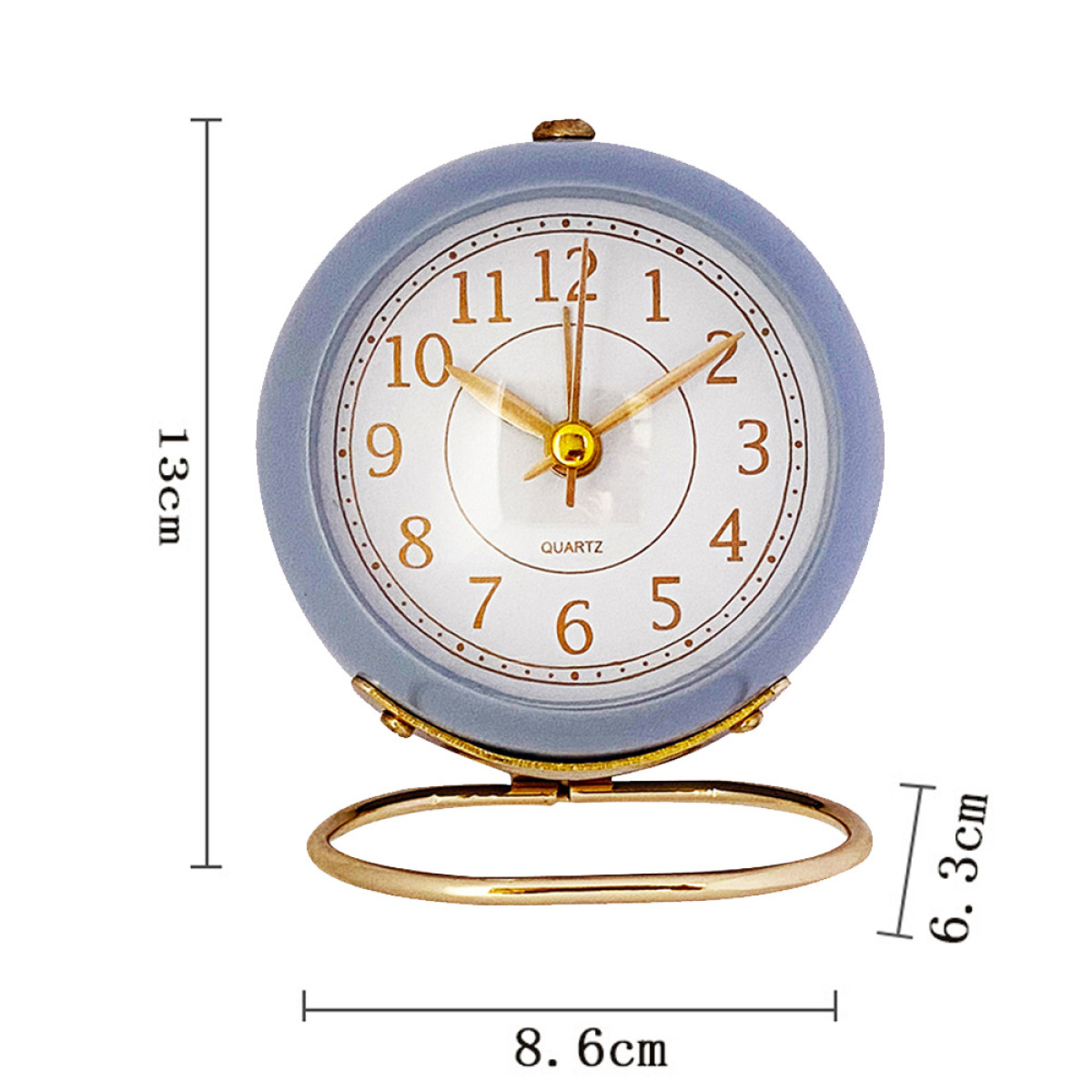 Eine blau-goldene analoge Uhr mit weißem Zifferblatt, zeigt die Zeit 12:00 an.