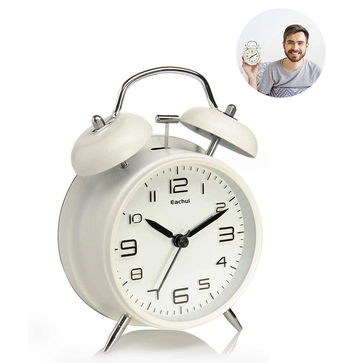 Wecker mit einem Mann, der im Hintergrund eine ähnliche Uhr hält.
