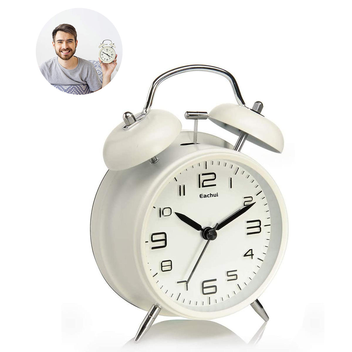 Ein weißer Wecker mit einem Mann, der eine ähnliche Uhr hält. Die Uhr hat Glocken und einen Ständer.
