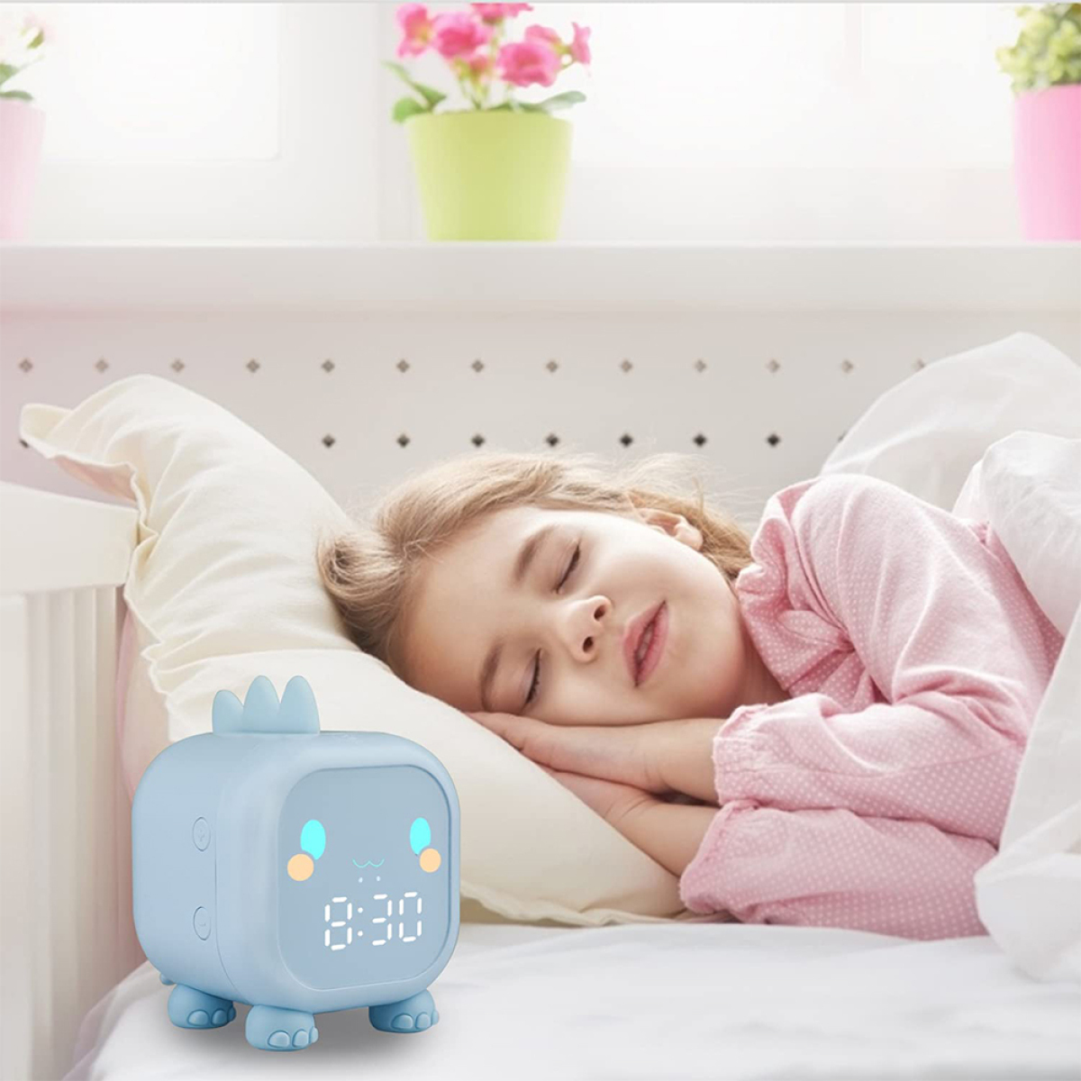 Ein Kind schläft im Bett neben einer blauen Dinosaurieruhr mit der Zeit 8:30.