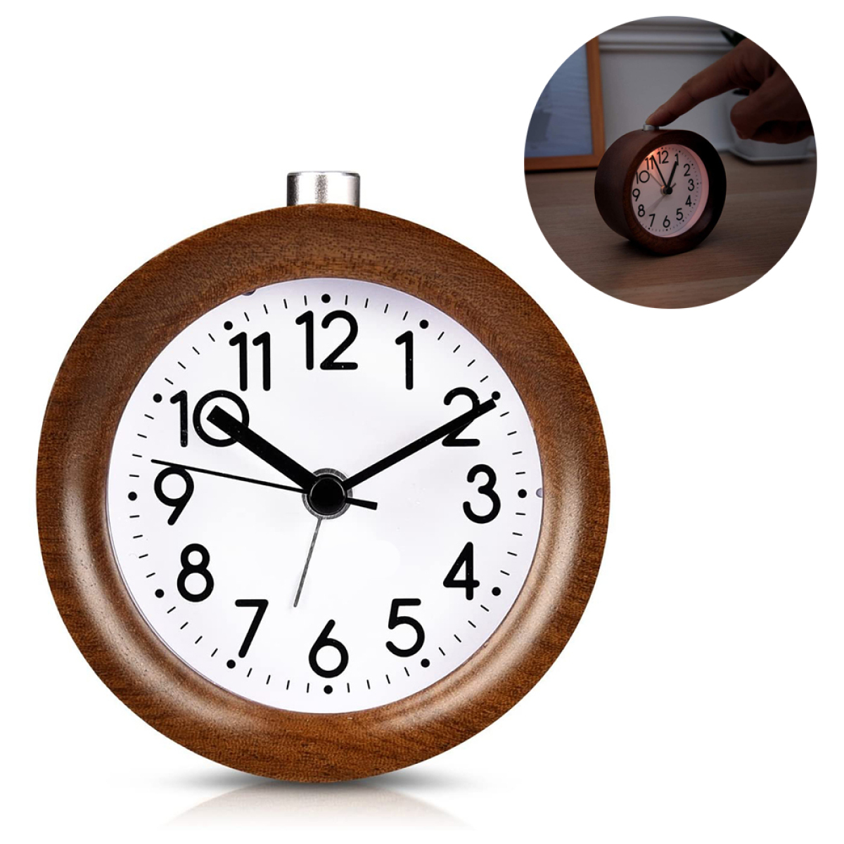 Wecker aus Holz mit weißem Zifferblatt. Ein kleinerer Ausschnitt zeigt die Uhr beleuchtet und einen Finger.