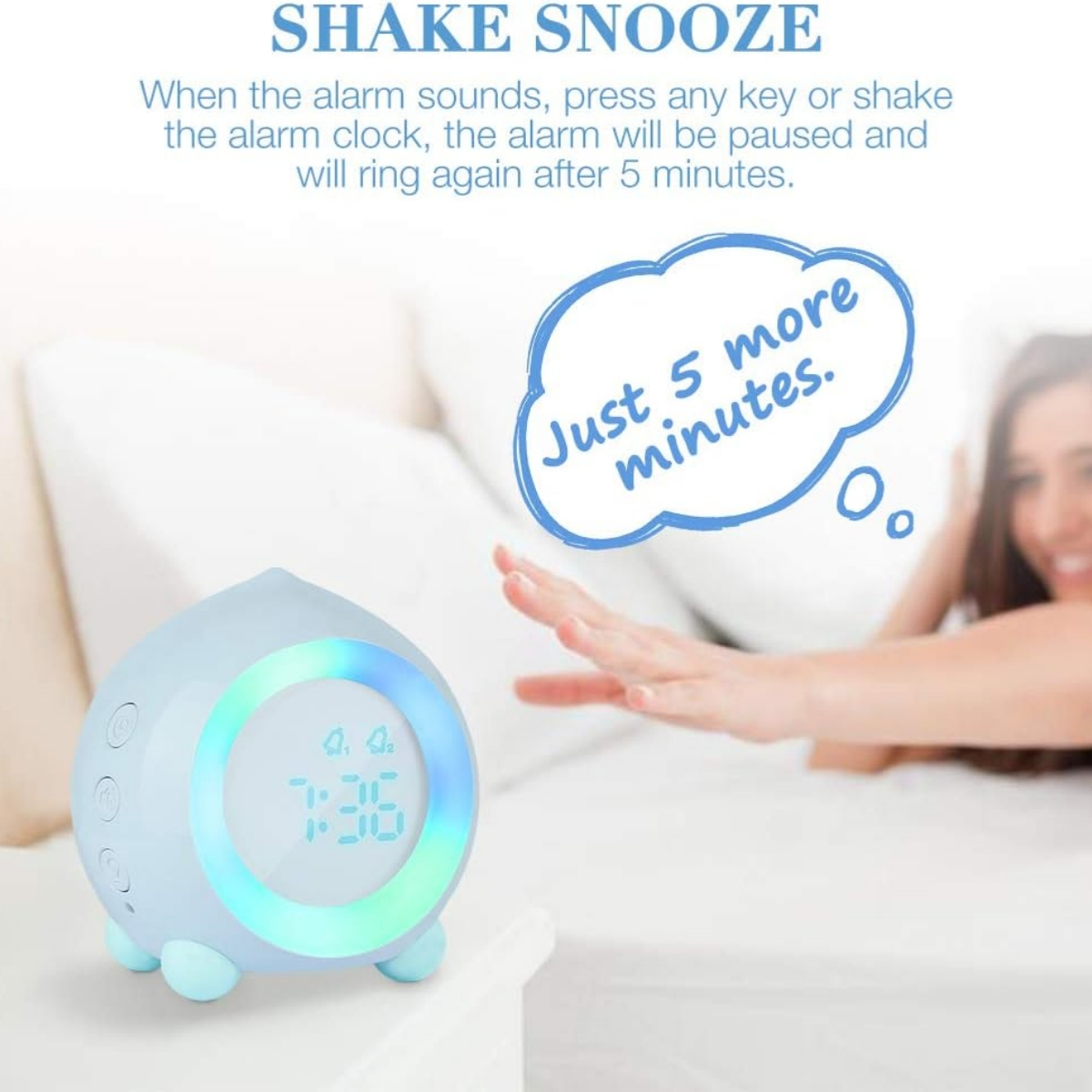 Ein blauer Wecker auf einem Nachttisch. Die Hand einer Frau greift nach der Uhr. Text: Shake Snooze.