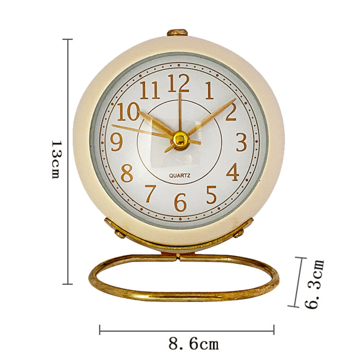 Cremefarbene Analog-Uhr mit goldenem Sockel, Zeitangabe mit Abmessungen.