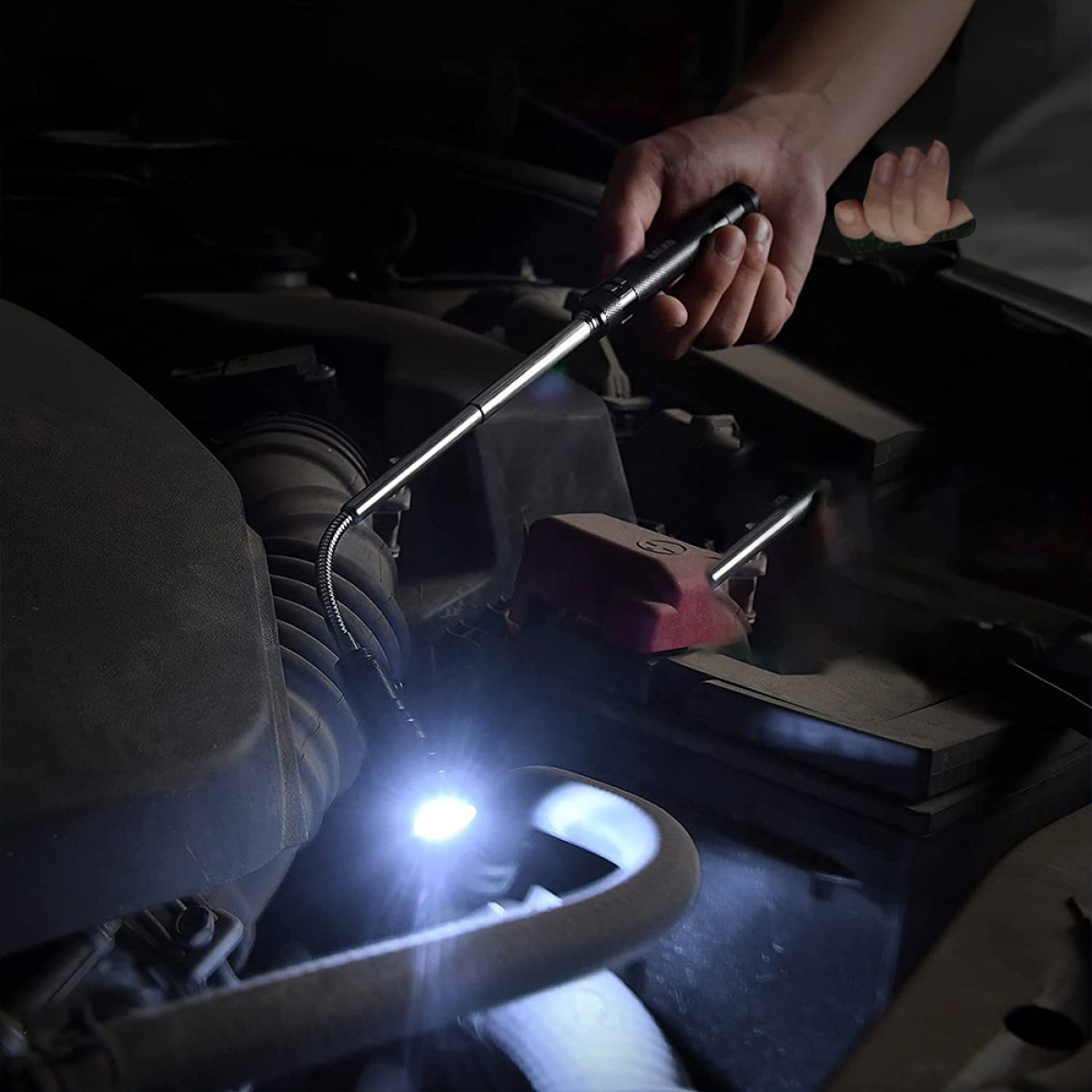 Ein Mechaniker benutzt eine flexible Leuchte, um einen Motor zu inspizieren. Das Licht beleuchtet die Motorteile.