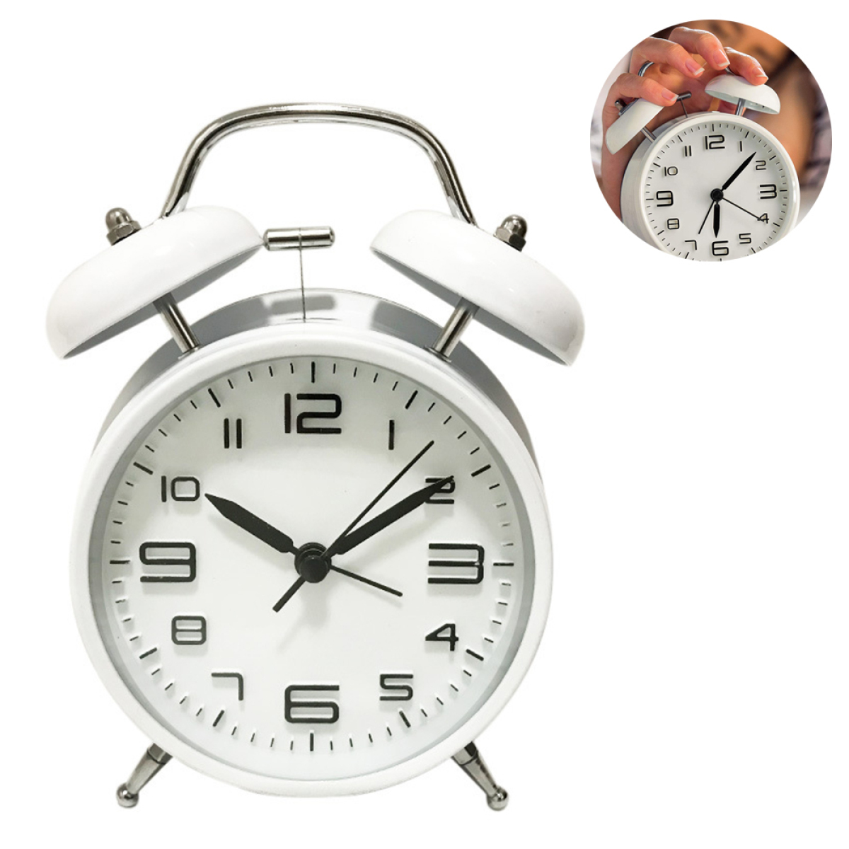 Wecker mit weißen Ziffern und Zeigern. Nahaufnahme und Hand stellt Wecker auf weißem Hintergrund.