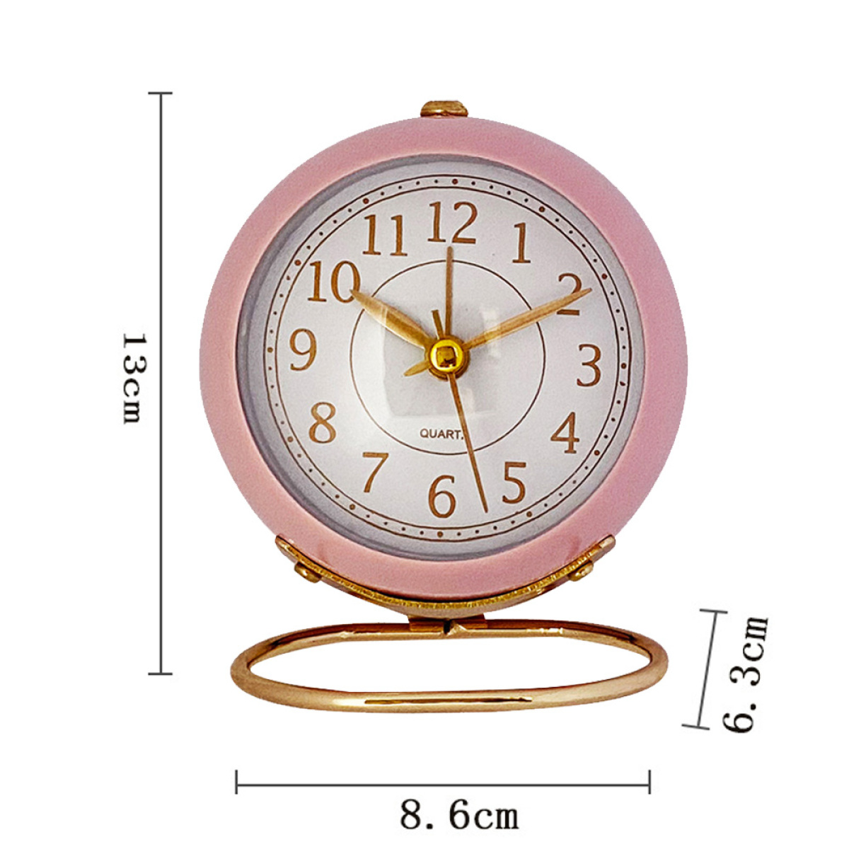 Eine rosa analoge Uhr zeigt die Zeit an. Zahlen sind um das weiße Zifferblatt mit goldenen Zeigern angeordnet.