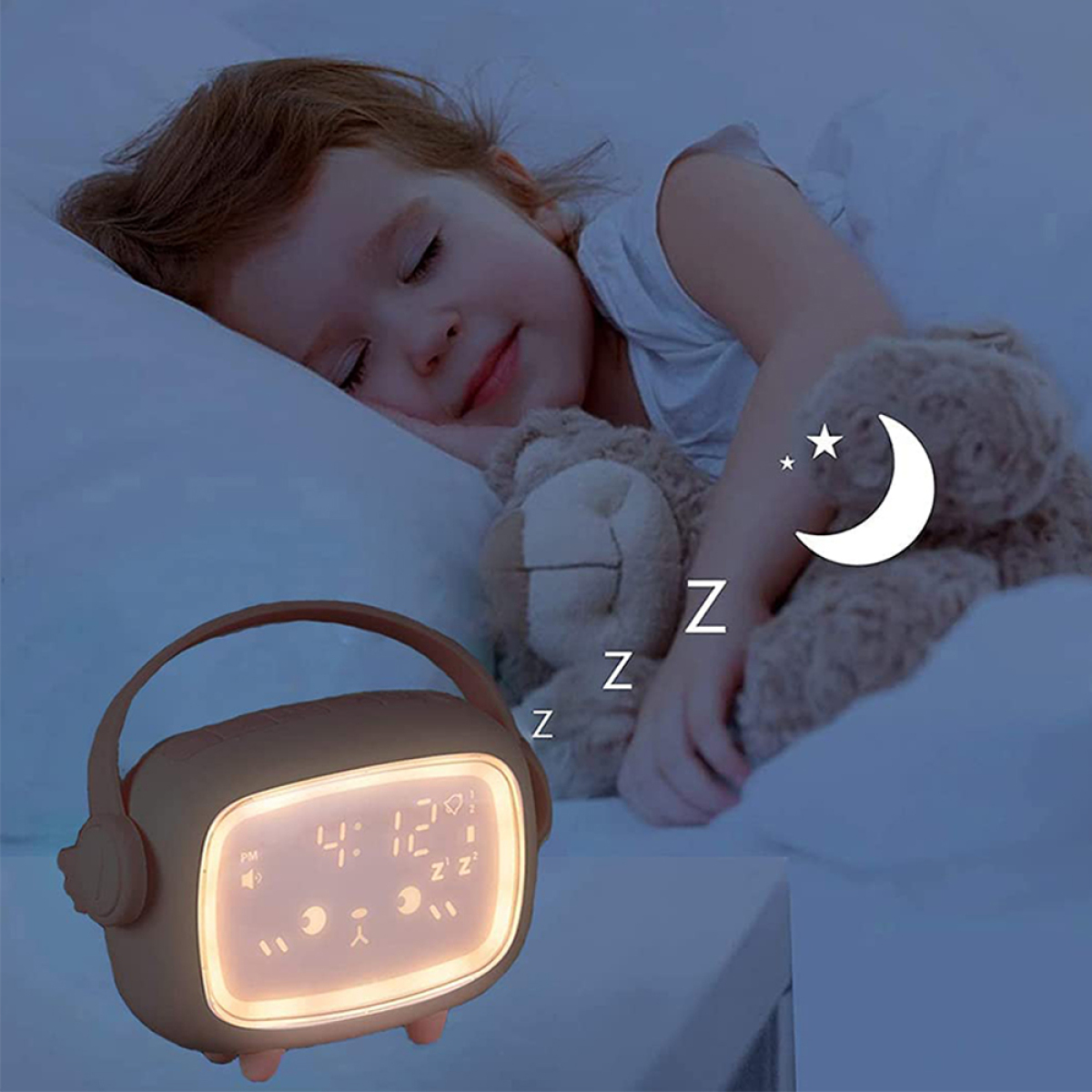 Kind schläft mit Teddybär, Uhr zeigt 4:12 Uhr morgens. Mond und Sterne im Hintergrund.