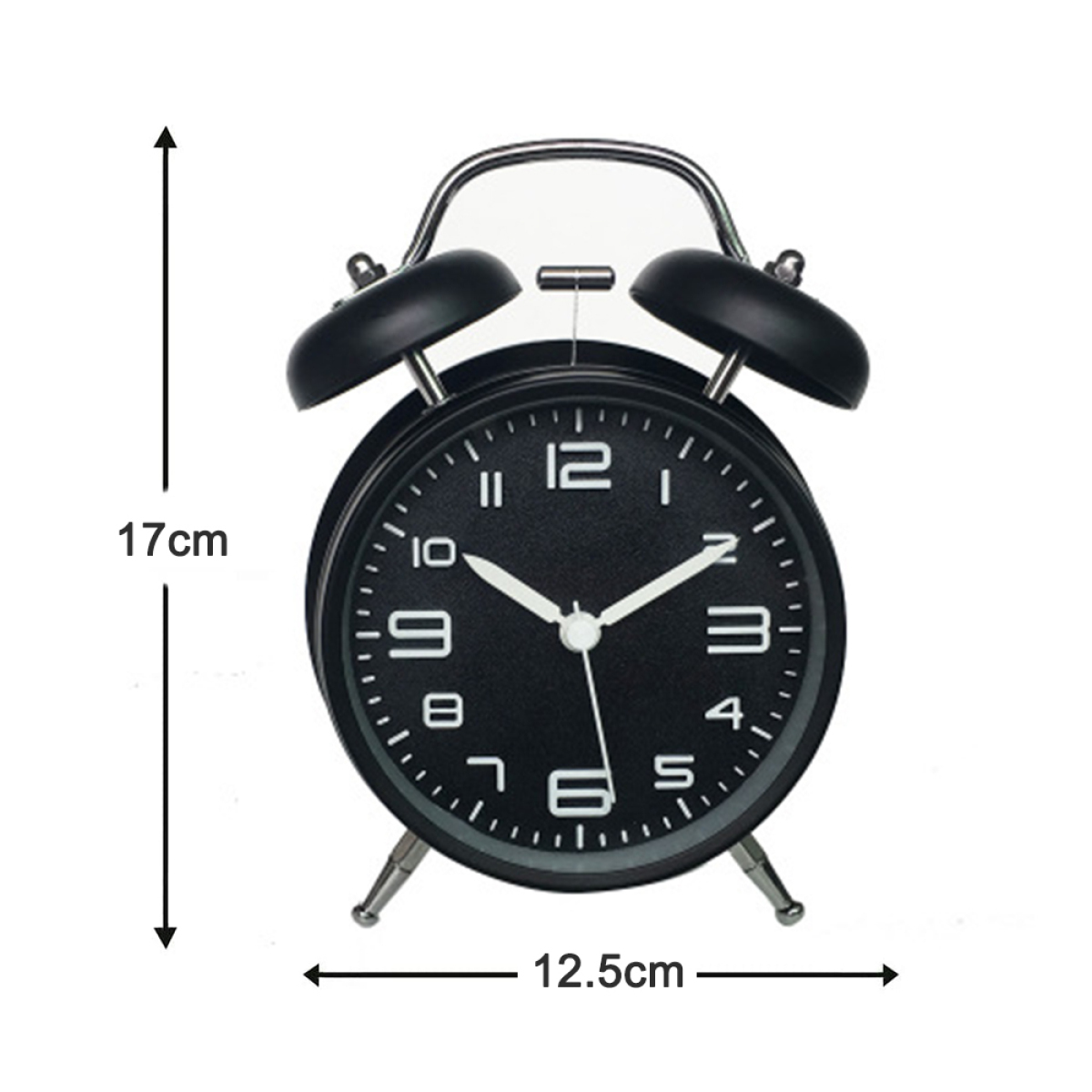 Schwarzer Wecker mit schwarzem Zifferblatt und weißen Zahlen. Die Höhe beträgt 17 cm und die Breite 12,5 cm.