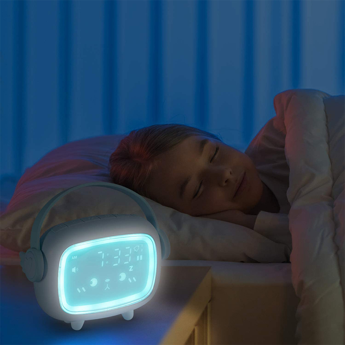 Ein schlafendes Mädchen im Bett, beleuchtet von einem Nachtlicht-Wecker mit Cartoon-Design.