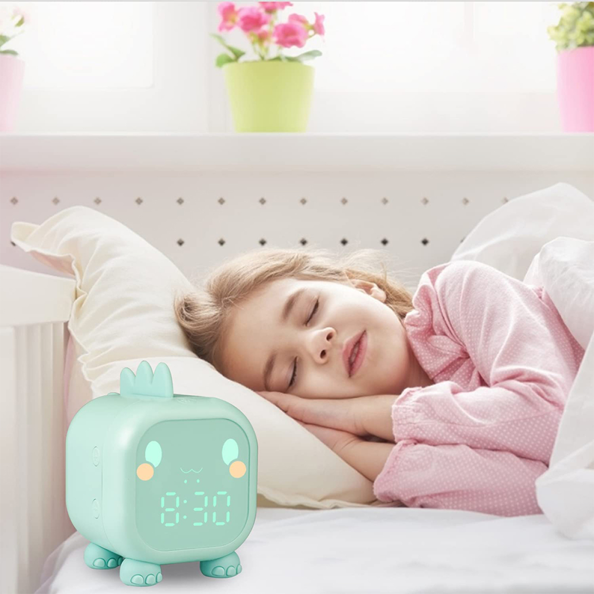 Kind schläft im Bett, neben einem grünen, dinosaurierförmigen Wecker mit der Anzeige 8:30.