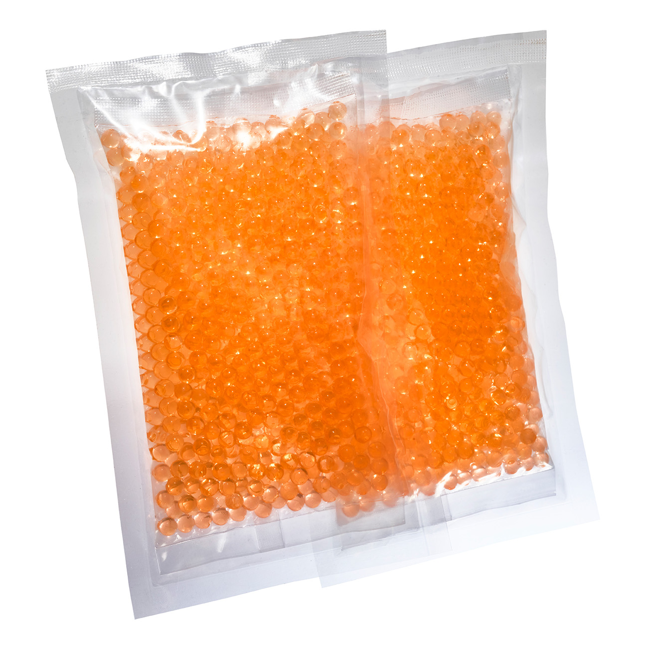 Zwei transparente Plastiktüten mit orangen, transparenten Gelperlen gefüllt. Weißer Hintergrund.