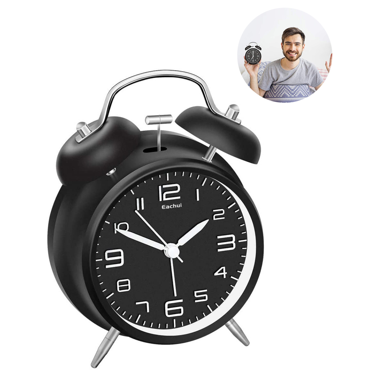 Schwarzer Wecker mit weißen Zahlen und Zeigern. Ein Mann hält eine ähnliche Uhr im Inset.
