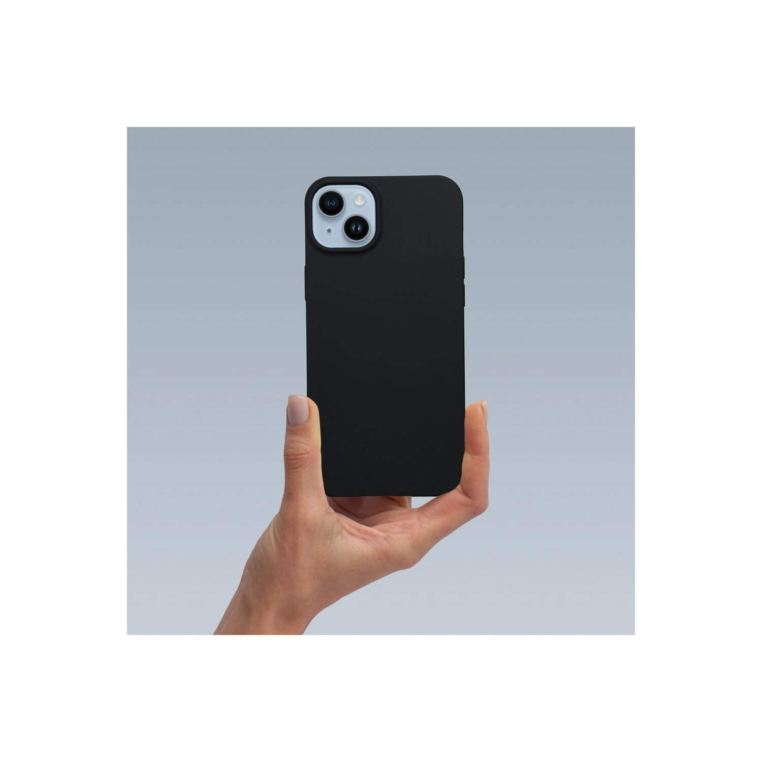 Mano che tiene un telefono nero con due fotocamere. Sfondo grigio.