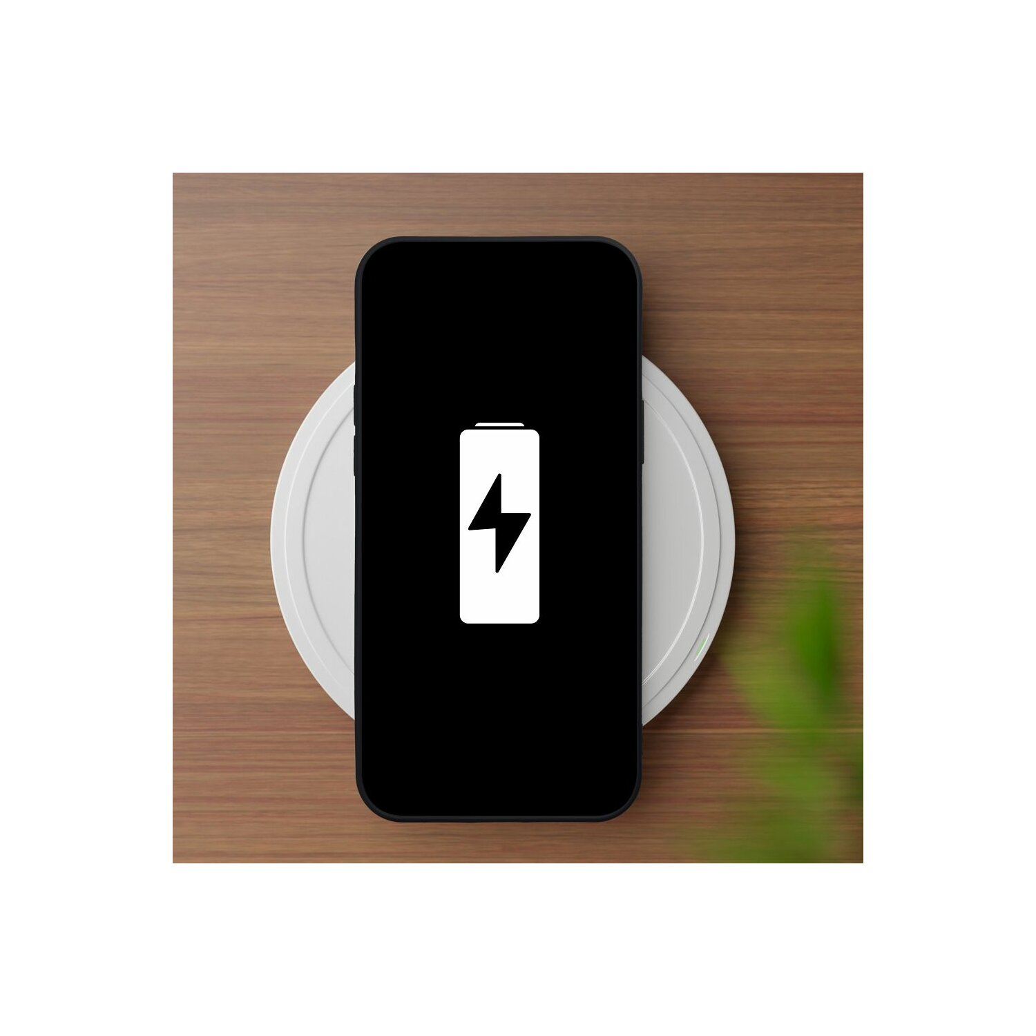 Un telefono nero su un caricatore wireless bianco con un simbolo di fulmine sullo schermo.