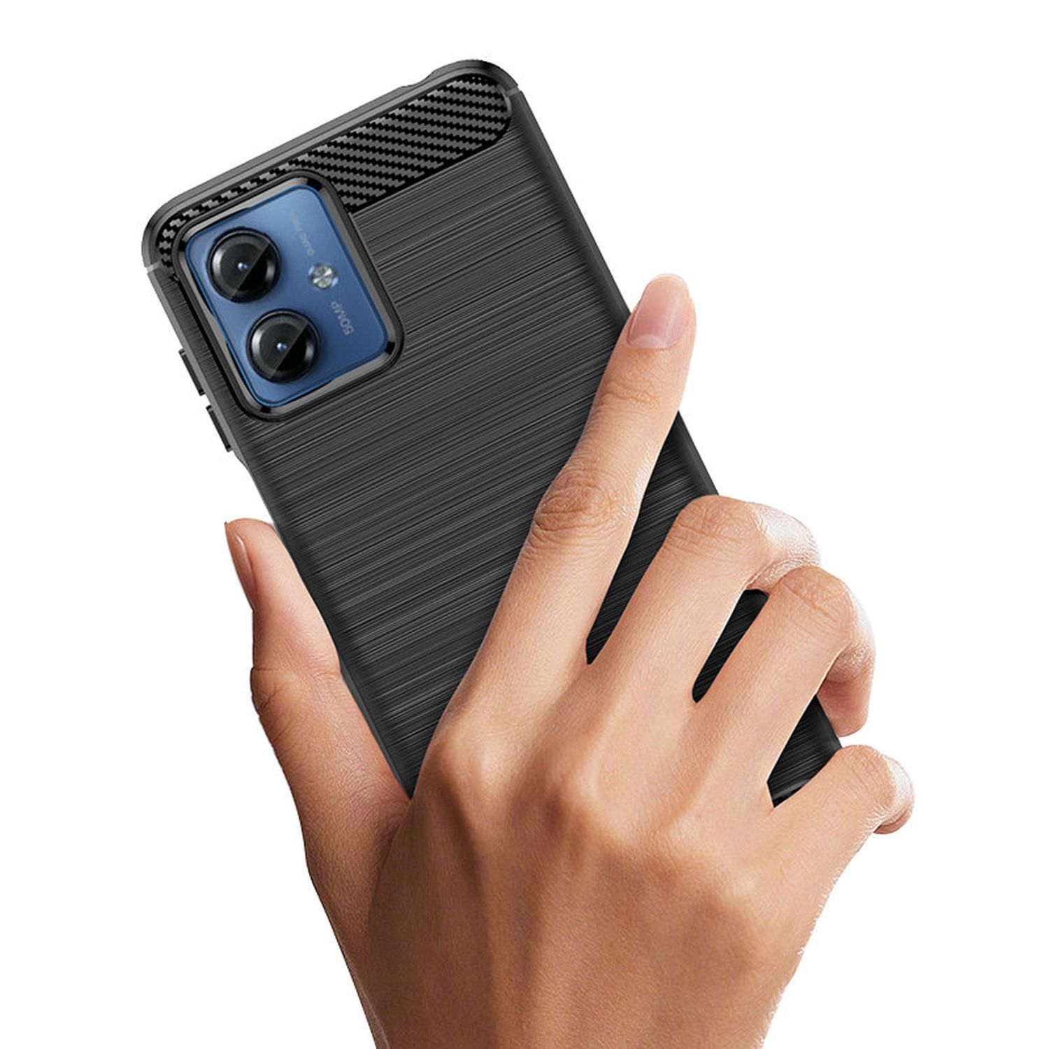 Una mano che tiene uno smartphone in una custodia protettiva nera. La custodia ha una trama in fibra di carbonio sulla parte superiore.