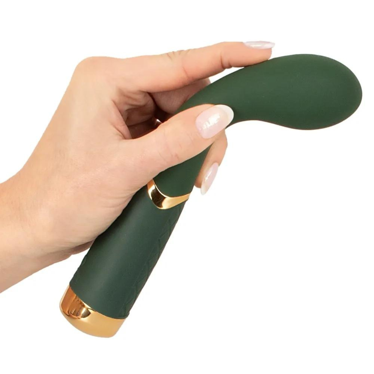 Eine Hand hält ein grünes Sexspielzeug mit goldenem Akzent. Weißer Hintergrund.