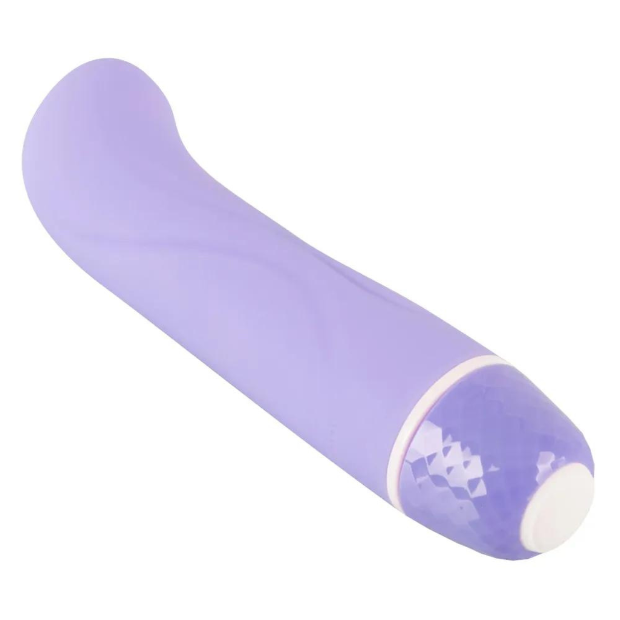 Ein lavendelfarbener Vibrator, glatt und geschwungen, auf einer weißen Oberfläche liegend, isoliert.