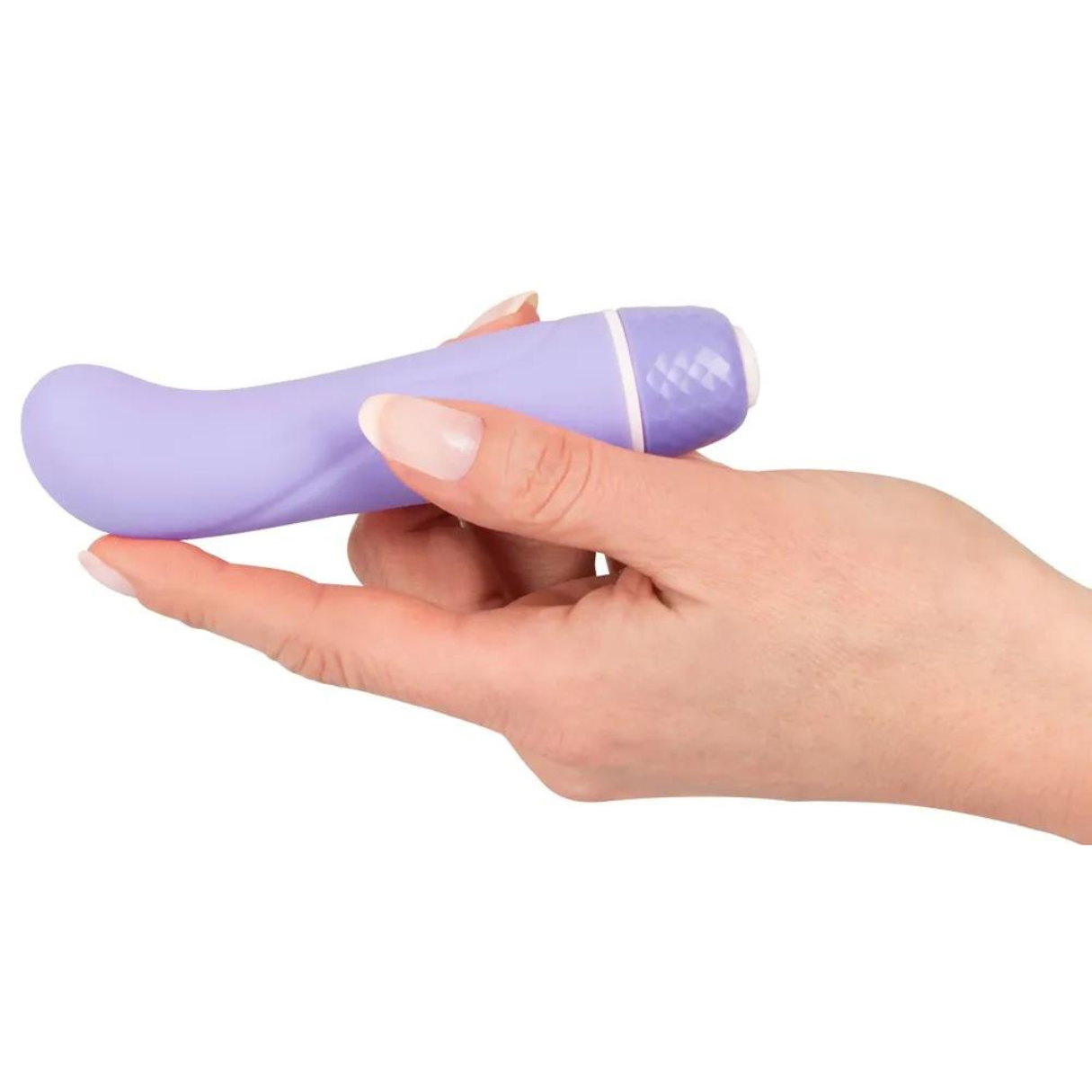 Ein Lavendel-Vibrator wird in einer Hand gehalten. Er hat eine geschwungene Form mit einer weißen, strukturierten Spitze.