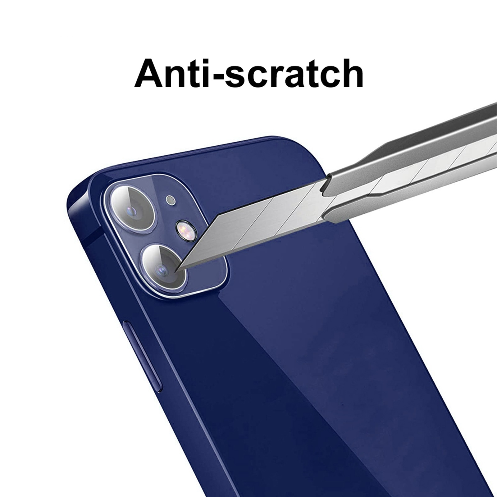 Eine blaue Handyhülle wird mit einem Messer getestet, um die Kratzfestigkeit zu demonstrieren.